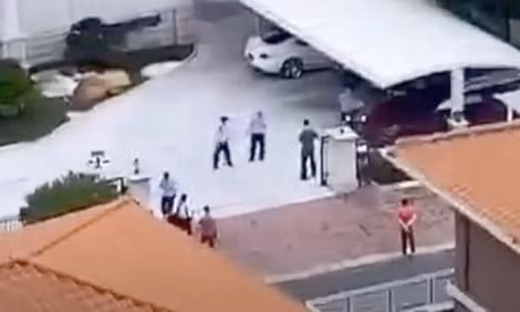 Cảnh sát ập vào giải cứu gia đình tỷ phú He Xiangjian. Ảnh: Daily Mail