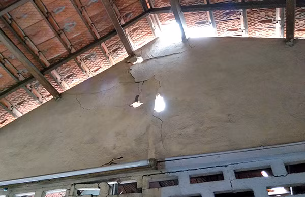 Nhà cửa của chị Lê Thị Thanh Hương bị hư hỏng sau tai nạn.
