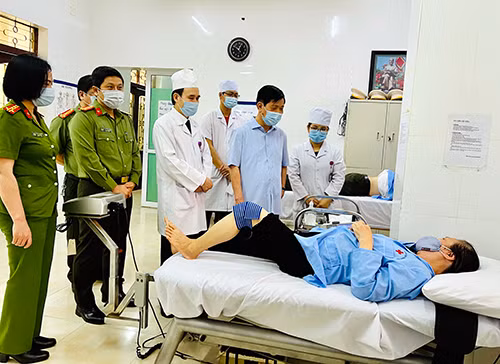 Thứ trưởng Nguyễn Văn Sơn thăm các y bác sĩ và bệnh nhân tại Bệnh viện Công an tỉnh Thanh Hóa