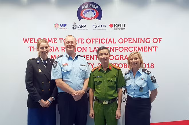 Đại tá Vũ Quốc Thắng, Phó Chánh Văn phòng Cơ quan CSĐT cùng đại diện cảnh sát Australia và cảnh sát Hà Lan