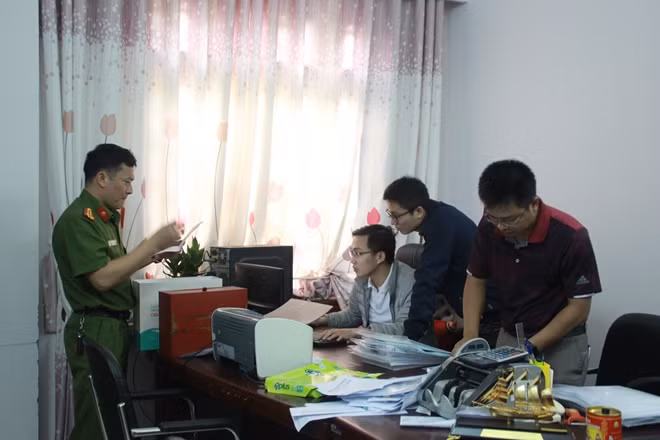 Công an tỉnh Phú Thọ khám xét trụ sở Công ty TNHH Phân phối thẻ Việt Nam.