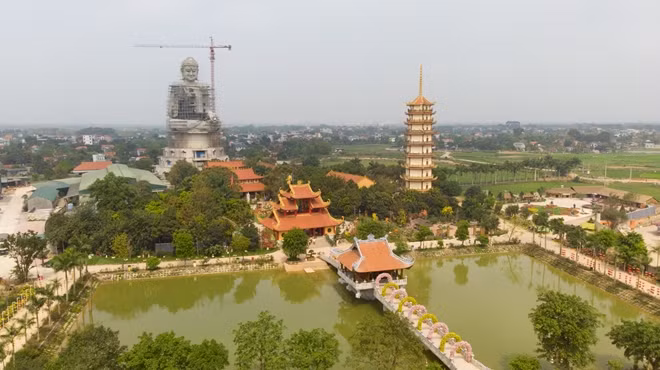 Chùa Khai Nguyên (thôn Khoang Sau, xã Sơn Đông, thị xã Sơn Tây, Hà Nội) còn được gọi là Cổ Liêu Tự. Chùa có niên đại lịch sử từ nửa đầu thế kỉ XVI. Do được xây trên nền móng cũ, theo kiến trúc cũ nhưng mới được tôn tạo từ năm 2006 nên chùa mang dấu ấn kim cổ rất đặc sắc, không bị phá vỡ không gian, giá trị lịch sử.