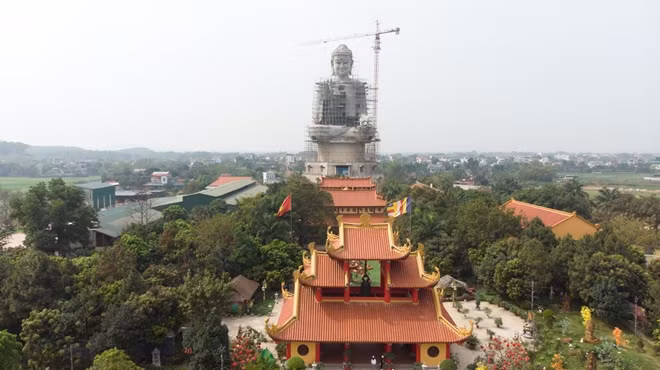 Trải qua hơn 3 năm thi công ròng rã, cho đến nay đại tượng Phật đã được xây dựng với độ cao 72m, nền móng công trình được xử lý bằng công nghệ ép cọc bê tông dự ứng lực nên rất vững chắc.
