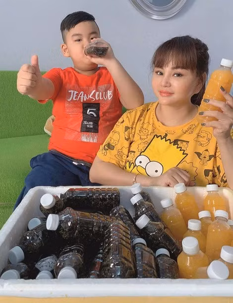 Nghệ sĩ Lê Giang bán nước trái cây kiếm thêm thu nhập trong mùa dịch bệnh bị hủy show diễn.