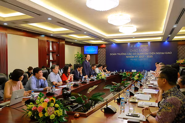 Chủ tịch Tập đoàn FLC Trịnh Văn Quyết giới thiệu với các Đại sứ về kế hoạch tổ chức các roadshow giới thiệu sản phẩm bất động sản tại nước ngoài.