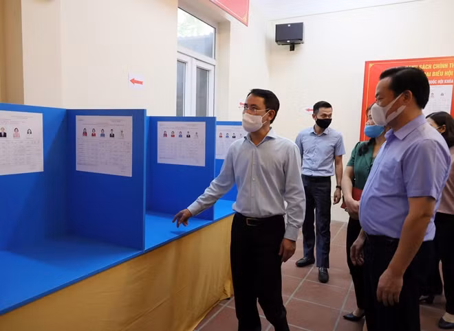 Phó Chủ tịch UBND TP Hà Nội Nguyễn Trọng Đông đánh giá cao công tác chuẩn bị bầu cử và phòng, chống dịch COVID-19 trên địa bàn quận Cầu Giấy. Trong bối cảnh dịch bệnh COVID-19 diễn biến phức tạp, các khu vực bỏ phiếu đã lập phương án phòng chống dịch, bảo đảm nguyên tắc 5K.