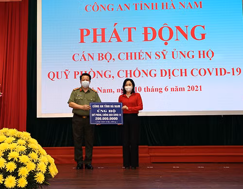 Thay mặt Tỉnh ủy, HĐND, UBND, Ủy ban MTTQ tỉnh Hà Nam, đồng chí Đinh Thị Lụa - Phó Bí thư Thường trực Tỉnh ủy tiếp nhận kinh phí ủng hộ Quỹ phòng, chống dịch COVID-19 của CBCS Công an tỉnh Hà Nam.