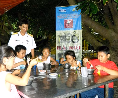 Anh Vượng rất xúc động khi được tự tay nấu, phục vụ các công dân nhí tại Trường Sa món phở Hà Nội.