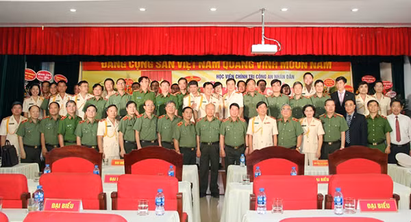 Thứ trưởng Bùi Văn Nam và các đại biểu dự lễ khai giảng