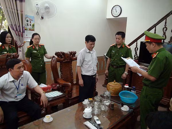 Cơ quan Cảnh sát điều tra đọc lệnh bắt và dẫn giải ông Bùi Hoài Cận