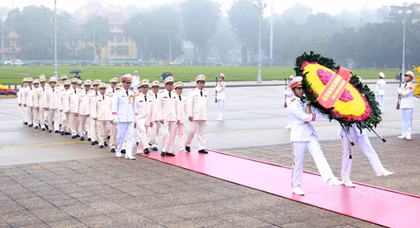 Đoàn đại biểu Đảng ủy Công an Trung ương, lãnh đạo Bộ Công an vào Lăng viếng Chủ tịch Hồ Chí Minh.