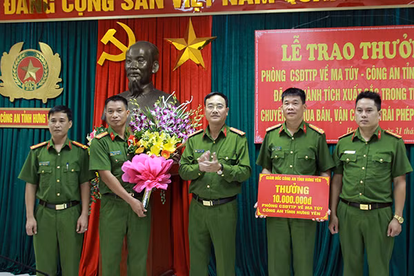 Đại tá Phạm Thế Tùng, Phó Giám đốc Công an tỉnh Hưng Yên trao thưởng cho các đơn vị tham gia phá án