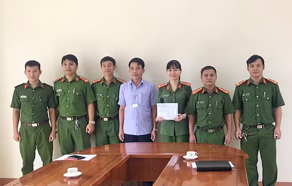 Công an huyện Trà Bồng tuyên dương tập thể Công an thị trấn Trà Xuân - Ảnh: CACC. Công an huyện Trà Bồng tuyên dương tập thể Công an thị trấn Trà Xuân - Ảnh: CACC.