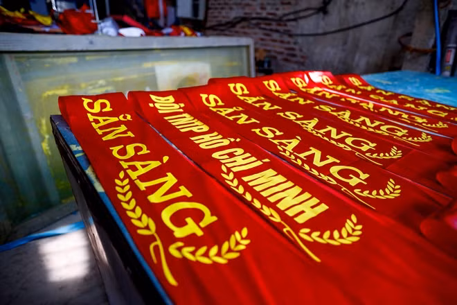 Không những làm cờ, nhà anh Phục còn làm các loại băng rôn, biểu ngữ do các cơ quan, đoàn thể trên cả nước đặt.