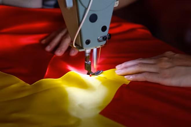 Làm cờ Tổ Quốc là nghề truyền thống của gia đình nên dù có giai đoạn khó khăn nhưng vợ chồng anh Phục vẫn quyết tâm giữ nghề mà cha ông để lại.