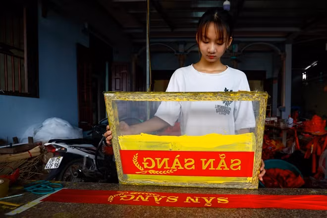 Con gái anh chị cũng tham gia giúp bố mẹ khi không phải đi học. Anh Phục hy vọng nghề làm cờ Tổ Quốc vẫn sẽ được các con tiếp tục.