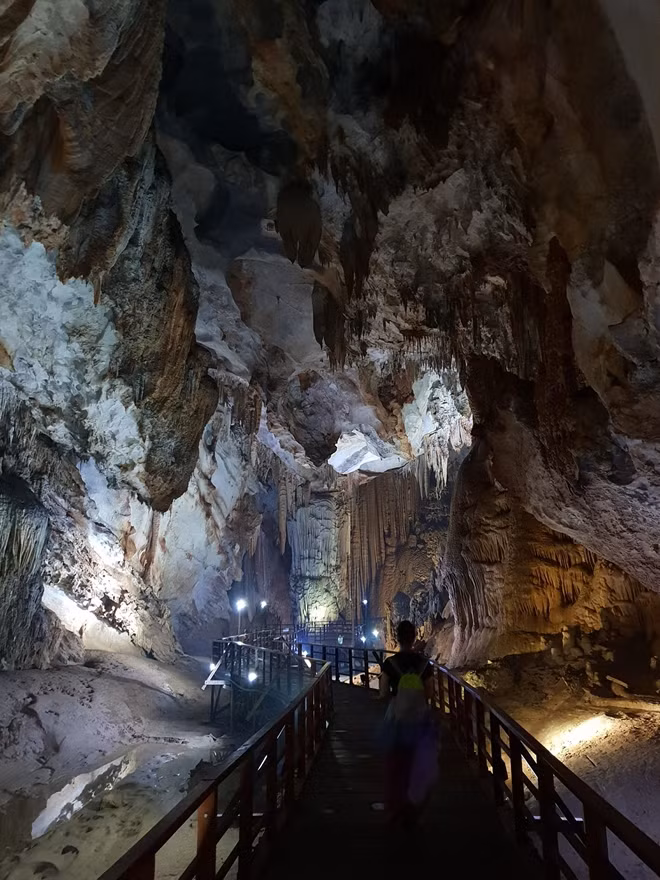 Con người trở nên bé nhỏ khi lạc giữa "hoàng cung trong lòng đất".