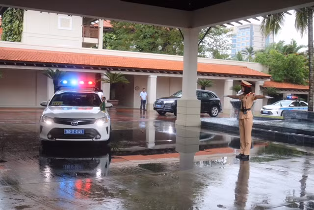 Hình ảnh các chiến sĩ CSGT "đội mưa" làm việc đã "ghi điểm" với quan khách và người dân Đà Nẵng