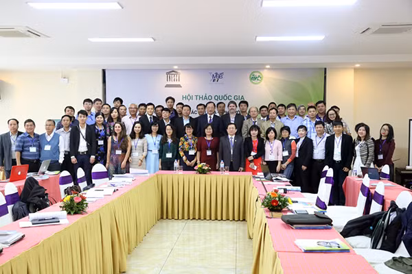 Các đại biểu chụp ảnh lưu niệm