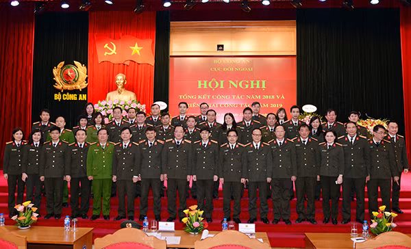 Thứ trưởng Nguyễn Văn Thành cùng các đại biểu dự Hội nghị tổng kết công tác năm 2018 và triển khai công tác năm 2019 của Cục Đối ngoại.