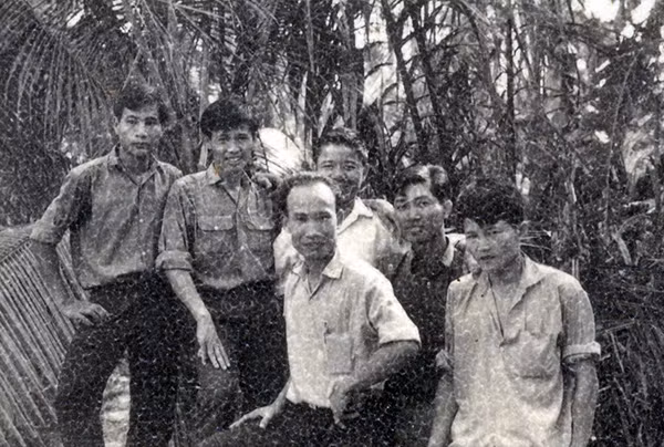 Phóng viên Thông tấn xã giải phóng Quang Huy (bìa phải) và nhà thơ Lê Hà (thứ 3, hàng sau, từ phải qua) tại An Phước năm 1971