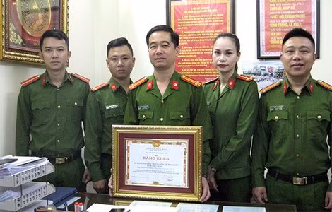 Đội phòng ngừa đấu tranh chống tội phạm cướp, cướp giật tài sản vinh dự đón nhận Bằng khen của Bộ Công an.