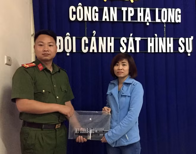 Đội CS Hình sự Công an TP Hạ Long thu giữ tài sản trao trả cho chị Phương