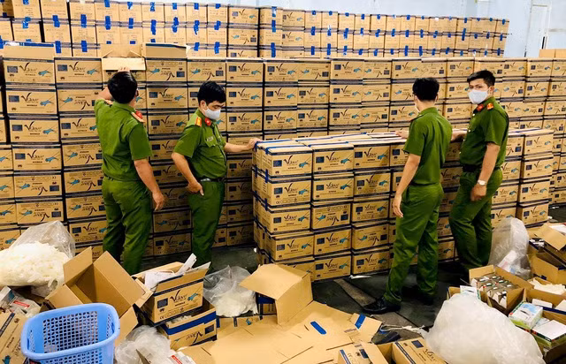 Phát hiện hàng trăm thùng găng tay y tế giả trong kho của Công ty Trường Thọ