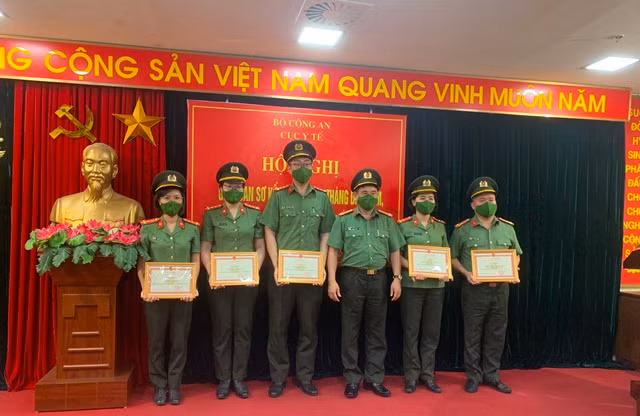 Đại tá Phạm Sỹ Thanh trao Giấy khen cho các cá nhân xuất sắc