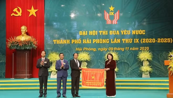 Phó Chủ tịch nước trao cờ của Chính phủ cho TP Hải Phòng đã dẫn đầu phong trào thi đua yêu nước toàn quốc 2919
