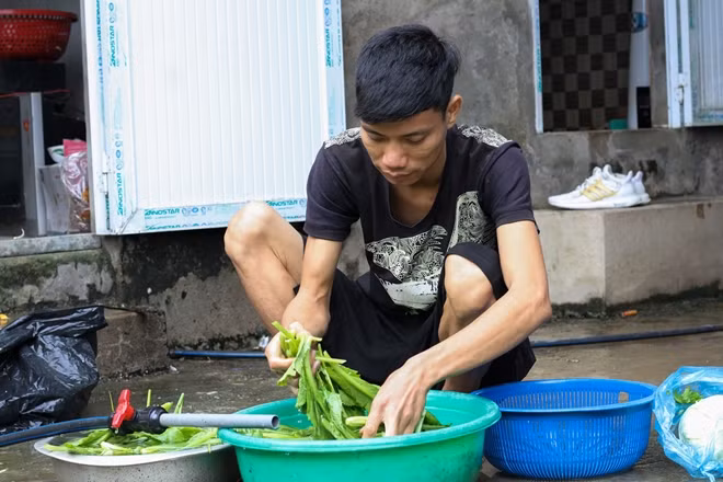 Những bữa cơm đạm bạc chỉ có rau sạch do chính tay Quân trồng.