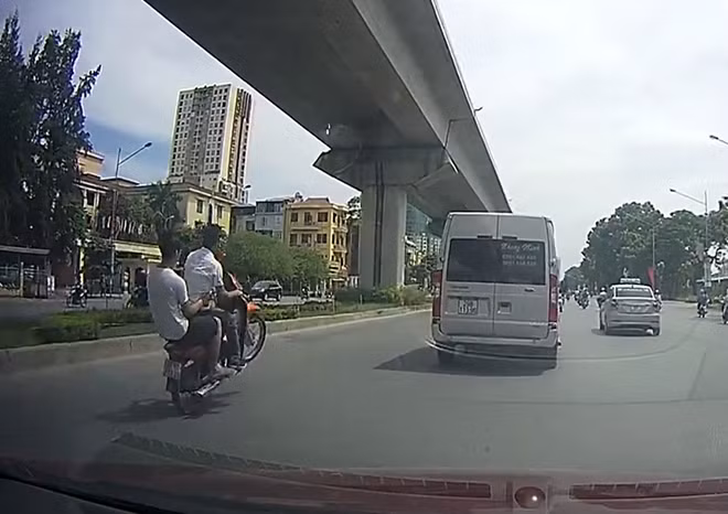 Hai thanh niên đầu trần bốc đầu trên phố.