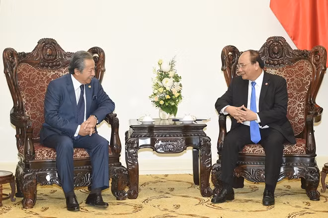 Thủ tướng Nguyễn Xuân Phúc tiếp Bộ trưởng Ngoại giao Malaysia Anifah Aman đang có chuyến thăm Việt Nam. Ảnh: VGP/Quang Hiếu