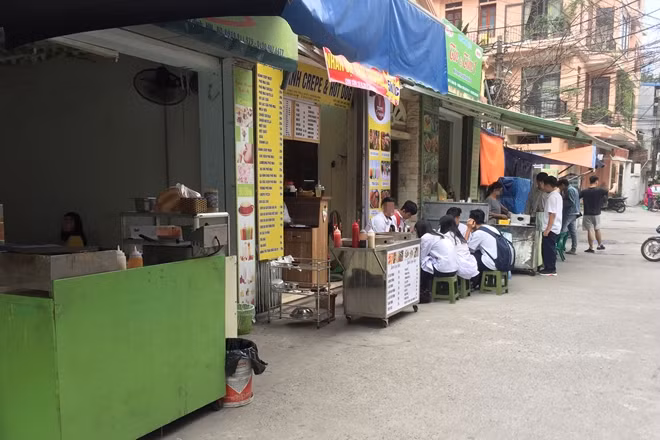Các cửa hàng bán đồ ăn cho học sinh "mọc lên" san sát.