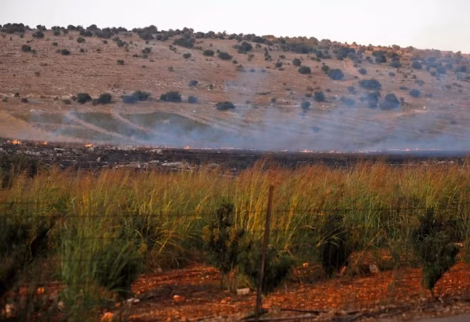 Gần thị trấn Avivim ở phía Bắc Israel, sát biên giới với Lebanon đã xuất hiện những cột lửa khi hai bên đấu súng. ảnh: Getty