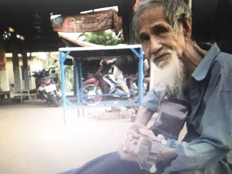 Tiếng hát của ông Đáng giữa chợ luôn được nhiều người lắng nghe.