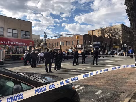 Cảnh sát Mỹ ở hiện trường vụ bắn chết Saheed Vassell tại Brooklyn.