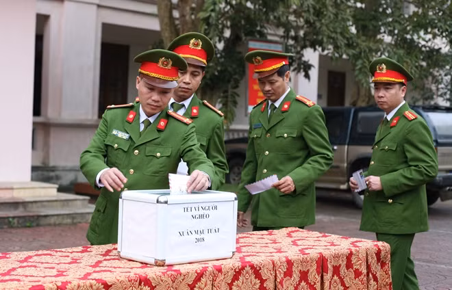 Cán bộ chiến sĩ Công an tỉnh Nghệ An trích phần lương của mình để ủng hộ người nghèo vui đón tết.