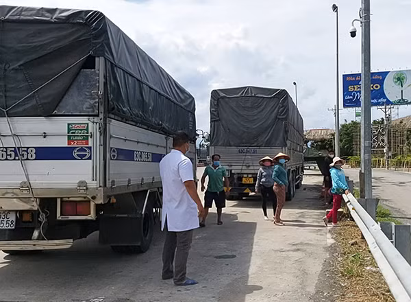 Nhóm người trốn trên xe tải.