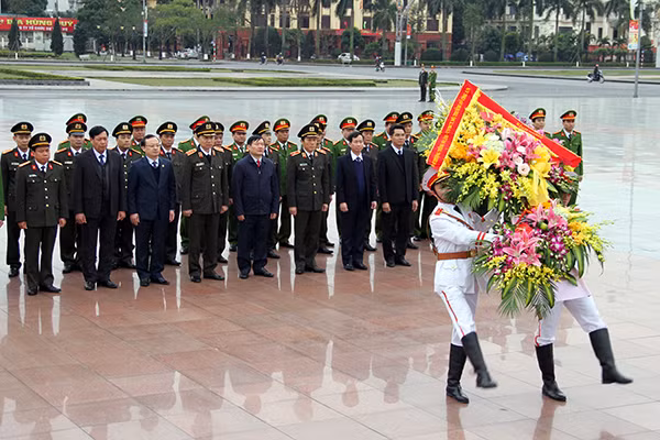 Đồng chí Bộ trưởng cùng các thành viên trong đoàn dâng hoa tại tượng đài Cố Tổng Bí thư Nguyễn Văn Linh