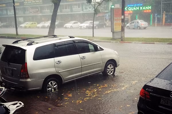 Phố Trần Nhân Tông chỉ sau khi cơn mưa khoảng 30 phút.