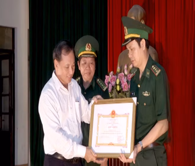 Đồng chí Nguyễn Đức Quyền, Phó Chủ tịch thường trực UBND tỉnh trao thưởng 100 triệu đồng cho Ban chuyên án.