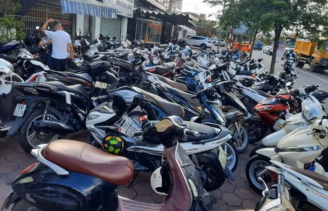 Phía trước xe máy xếp la liệt