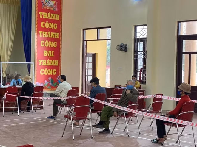 Đảm bảo khoảng cách khi khách hàng thực hiện các công việc liên quan đến giao dịch dịch vụ điện.