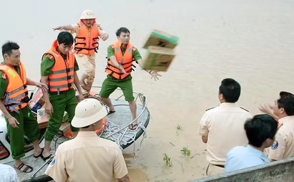 Công an Cam Lộ đang tổ chức ứng cứu, sơ tán, di dời dân đến nơi trú tránh lũ an toàn.