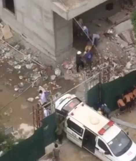 Ảnh được cắt từ video clip quay cảnh đang đưa nạn nhân Nguyễn Xuân Hồng từ căn hộ cao tầng đưa lên xe cấp cứu 115 trưa 10/8/2018, tại tòa chung cư Green View ở tại khối 3, phường Lê Lợi, TP Vinh.