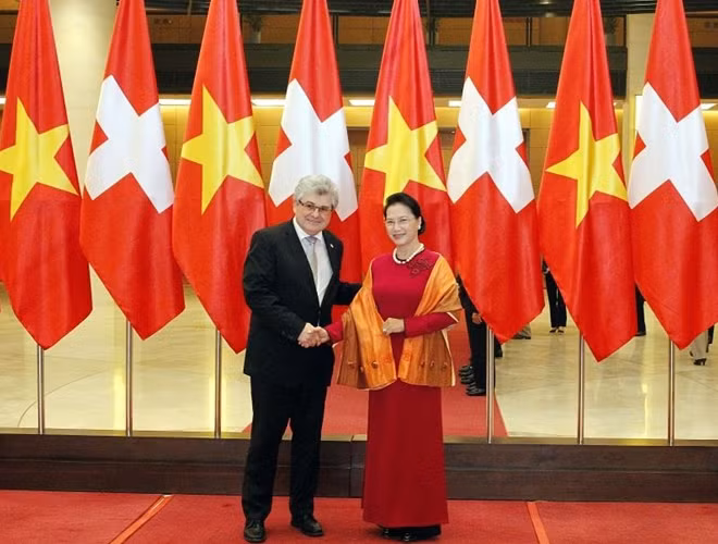 Chủ tịch Quốc hội Nguyễn Thị Kim Ngân và Chủ tịch Thượng viện Liên bang Thụy Sĩ Ivo Bischofberger. Ảnh: quochoi.vn