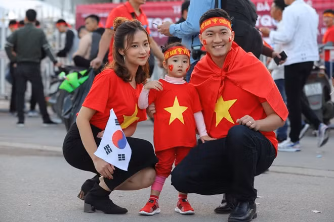 Cổ động viên tranh thủ selfie trước khi vào sân.