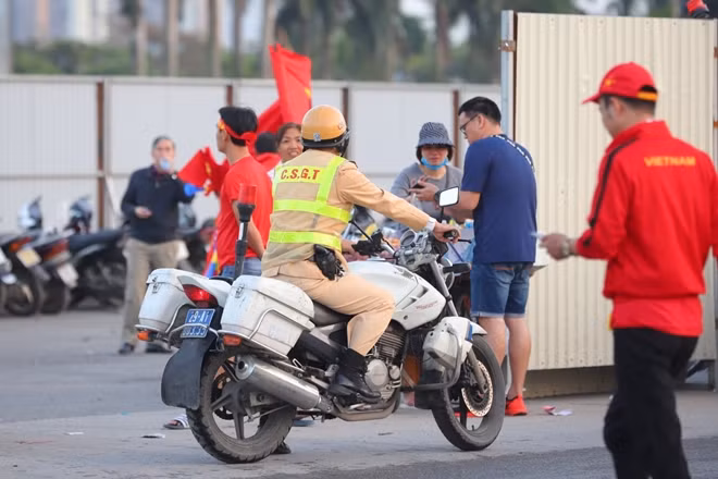 Ngoài các lực lượng cảnh sát khu vực, CSCĐ, lực lượng CSGT cũng liên tục tuần tra dọc các tuyến đường dẫn vào sân Mỹ Đình nhằm điều tiết tiết, nhắc nhở các phương tiện có thể gây ùn tắc.