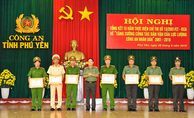 Trao giấy khen cho các tập thể, cá nhân công an có thành tích xuất sắc trong công tác dân vận. Ảnh: HỮU THÀNH